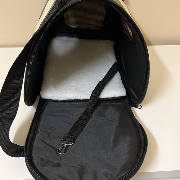 Green and White Pet Carrier - Picture 3 of 4